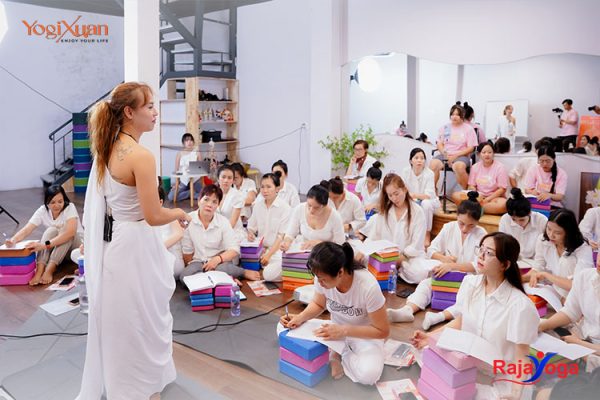 Khóa học HLV Yoga 