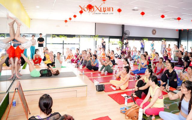 Bí mật đằng sau cái "chạm" của giáo viên Yoga!