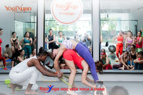 chạm chỉnh chất trong yoga