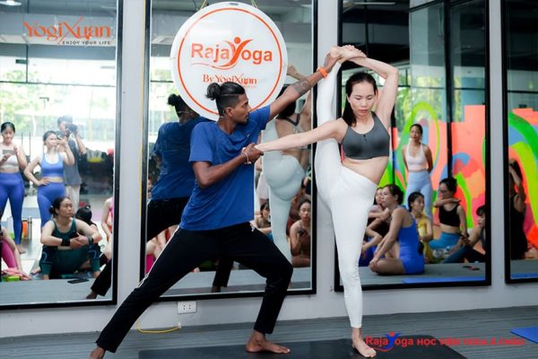 Kỹ Thuật Điều Chỉnh Tư Thế Yoga Chuẩn cùng Yogi Xuân with Phương Anh