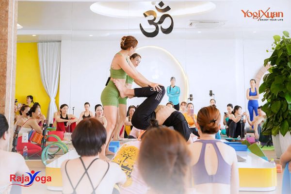 Mở lưng trên Yoga cùng Yogi Xuân. 