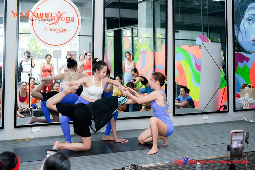 Chạm Chỉnh Tư Thế Yoga Chuẩn Mực