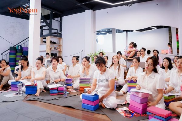 Khóa HLV Yoga Chuyên Nghiệp